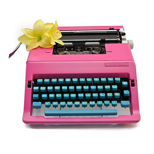 Mechanische Schreibmaschine in Pink mit türkiser Tastatur: eine Vintage-Schreibmaschine im Retro-Stil
